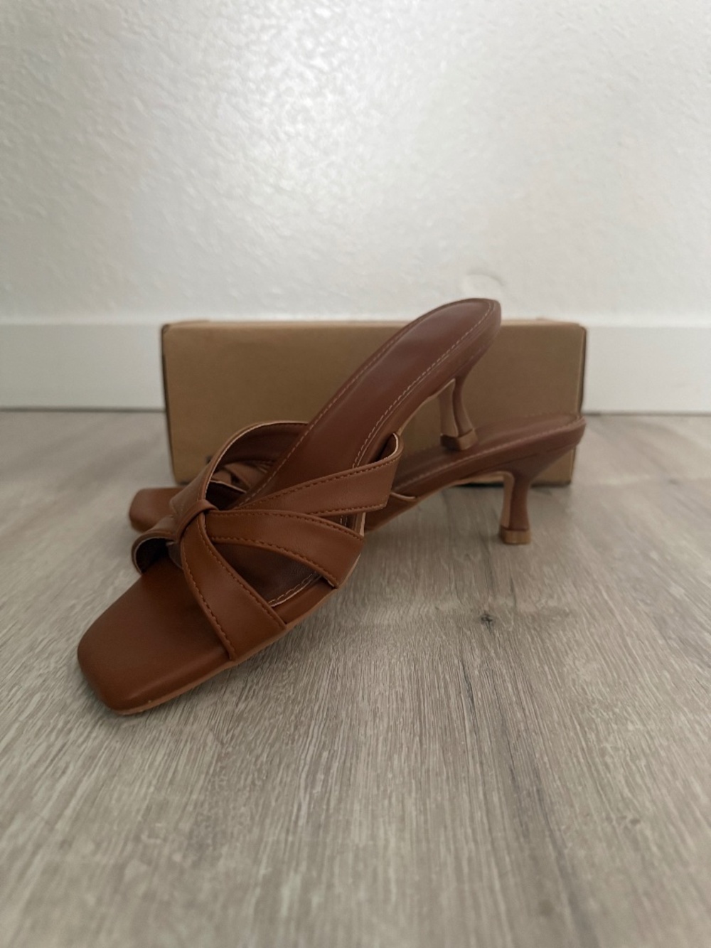 femflame Women’s Tan Kitten Heel Flip Flop slide on Sandals Size 6 Summer